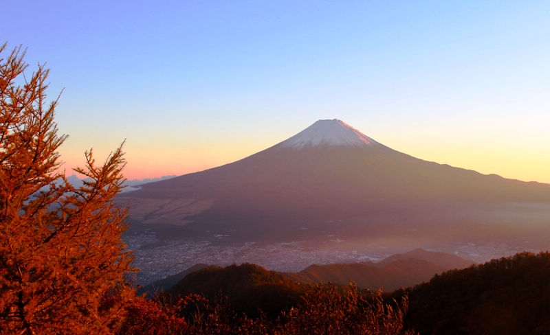 三ツ峠山頂から